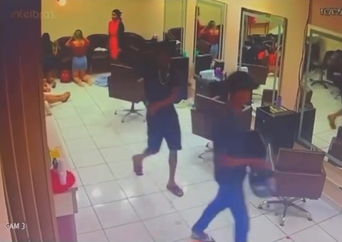 Homem é vítima de bala perdida durante assalto em salão no Alvorada; vídeo