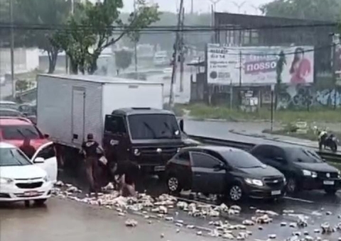 Carga de cerveja tomba em avenida e é saqueada no Coroado; vídeo