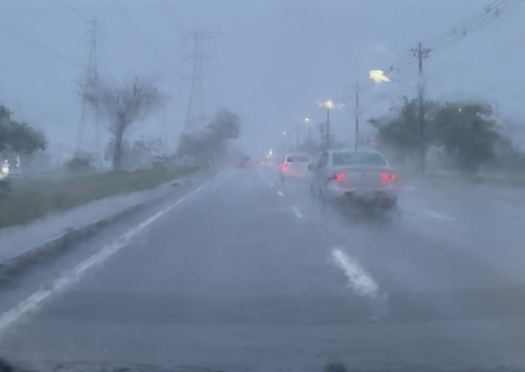 Manaus amanhece sob forte chuva nesta terça de Carnaval 