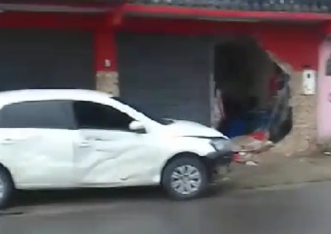Carro desgovernado invade restaurante em acidente no Parque das Laranjeiras; vídeo
