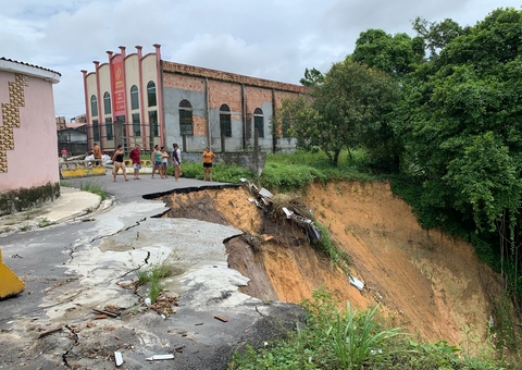 Trecho de rua desaba após chuva torrencial em Manaus
