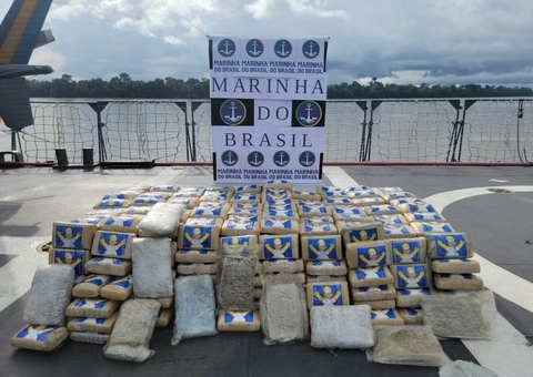 Barco abandonado com 1 tonelada de drogas é encontrado em rio no Amazonas