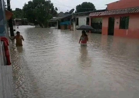 Rua no Jorge Teixeira vira rio em dia de forte chuva