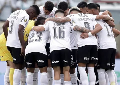 Corinthians arranca empate contra Palmeiras com 2 a menos e zagueiro no gol