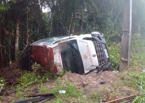 Ambulância capota com paciente em acidente na AM-010