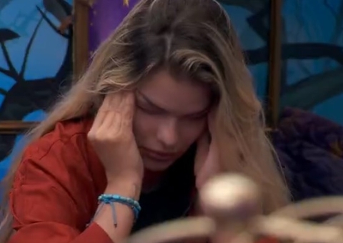 Yasmin chora ao descobrir fala de Nizam sobre seu corpo e é consolada por Wanessa