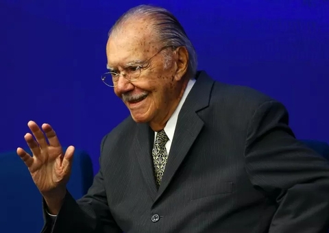 Ex-presidente José Sarney sofre queda durante caminhada e tem fraturas