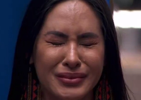 Isabelle cai no choro após ter carta da família destruída por Deniziane 