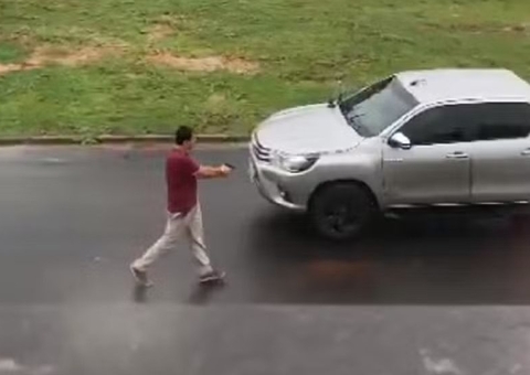 Policial é flagrado atirando contra motorista dentro de condomínio de luxo; vídeo