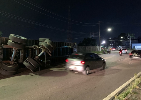 Carreta tomba durante acidente na Avenida das Torres
