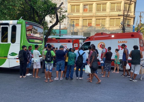 Acidente entre ônibus e motocicleta deixa dois feridos no Centro
