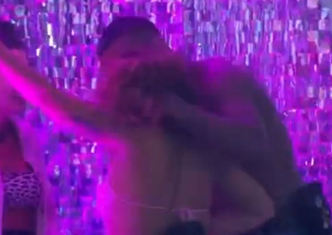 Davi beija Pitel em festa e Matteus chama atenção de brother 