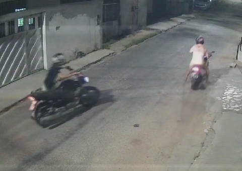 Vídeo mostra momento em que motocicleta é furtada em rua na Redenção