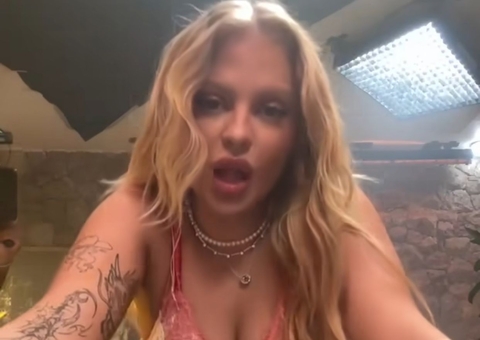 Luísa Sonza atiça seguidores ao fazer topless de calcinha em frente a espelho