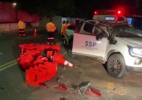 Motorista avança sinal e atinge viatura da SSP em acidente no Parque 10