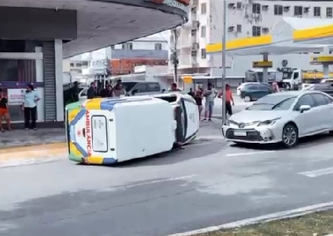 Ambulância tomba em acidente na Praça 14; vídeo