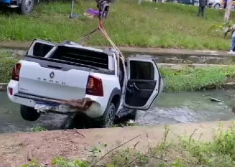 Picape despenca no igarapé do Passarinho durante acidente; vídeo