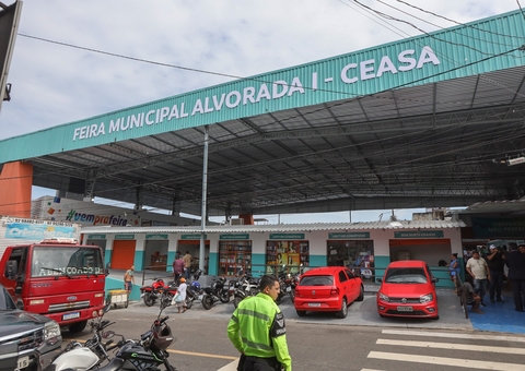 Prefeito de Manaus entrega feira do Alvora reformada