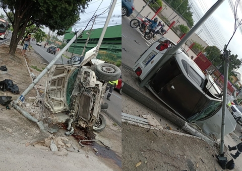 Carro capota e derruba poste em acidente na Cidade Nova; vídeo