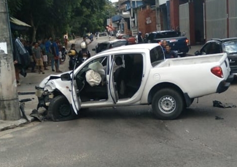 Vídeo: Picape atinge poste em acidente no igarapé do Passarinho