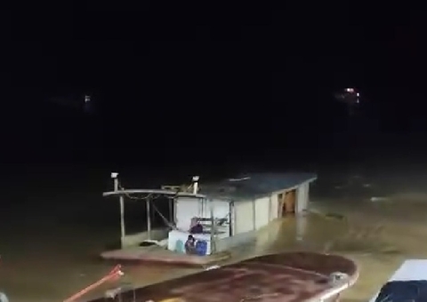 Barco com passageiros naufraga em Envira; vídeo