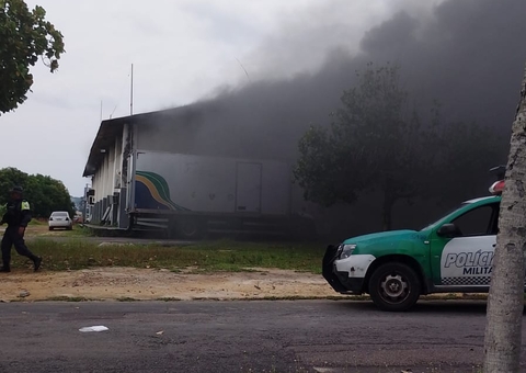 Incêndio atinge prédio da PM no Petrópolis