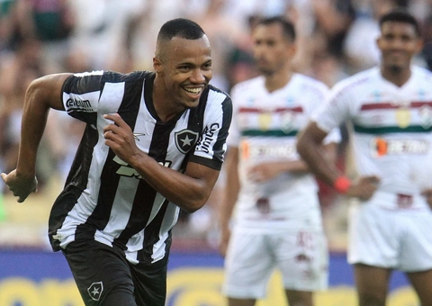 Botafogo vence Flu, entra no G4 e abre esperança para a semi do Carioca