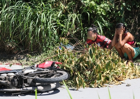 Mototaxista bate contra carreta e morre em acidente na Estrada do Puraquequara