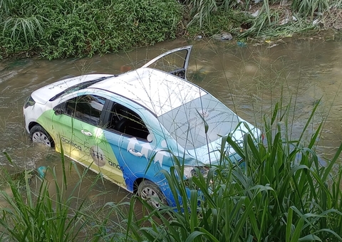 Carro com equipe da TV A Crítica perde controle e cai no Igarapé do Passarinho