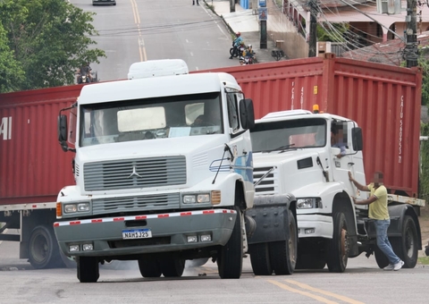 Carreta perde força ao subir ladeira e bloqueia avenida no Planalto; vídeo