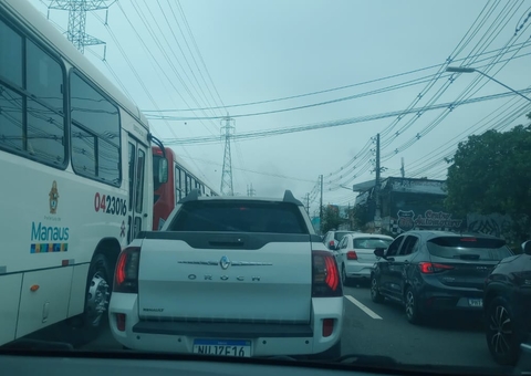 Motoristas enfrentam engarrafamento na Avenida das Torres