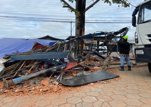 Seis pessoas ficaram feridas em acidente entre carro e rota do Distrito; vídeo