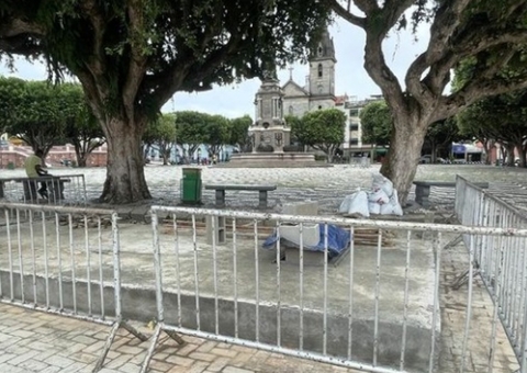 Cacau Show tem obra embargada após danificar largo em frente ao Teatro Amazonas