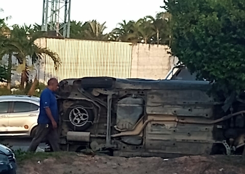 Carro capota na avenida Torquato Tapajós e deixa trânsito travado