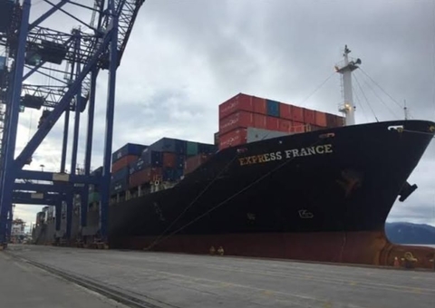 Oficial ucraniano agarra piloto de navio à força no Porto Chibatão