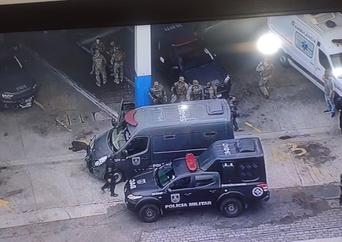 Homem sequestra ônibus e faz 17 reféns em Rodoviária; veja vídeos