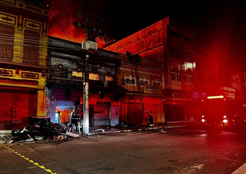 Incêndio de grandes proporções destrói loja no Centro de Manaus; vídeo