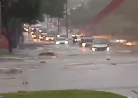 Trecho da Avenida Maceió vira 'piscinão' durante chuva torrencial em Manaus