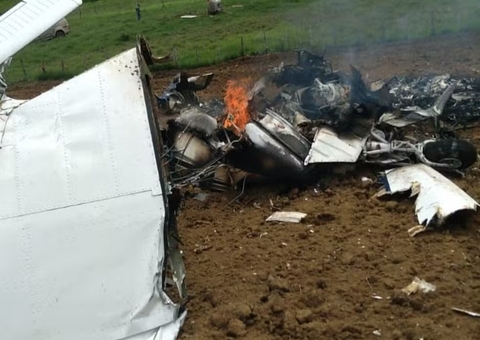 Avião cai e mata piloto carbonizado