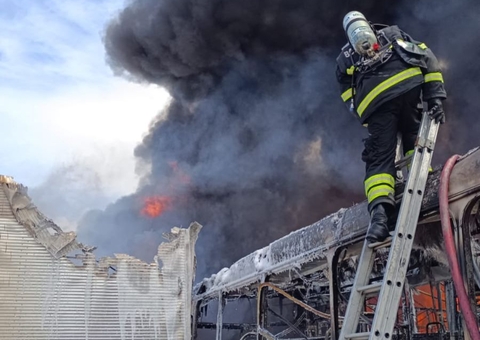 Caminhões, ônibus e picapes foram destruídos em incêndio em balsa no Puraquequara