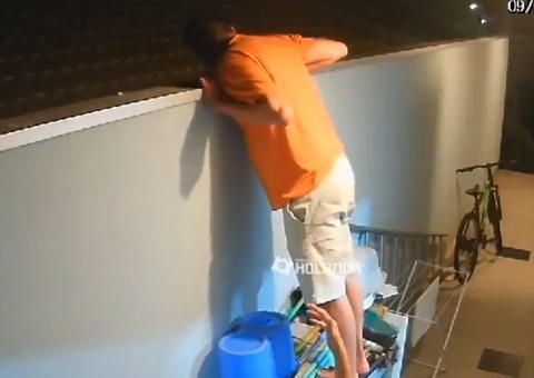 Vídeo mostra homem sendo baleado após subir muro para olhar casa do vizinho