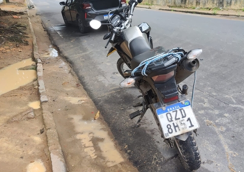 Casal em motocicleta fica gravemente ferido em acidente na Torquato Tapajós