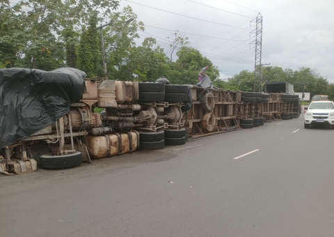 Carreta bitrem carregada com carga de MDF tomba na Avenida Buriti