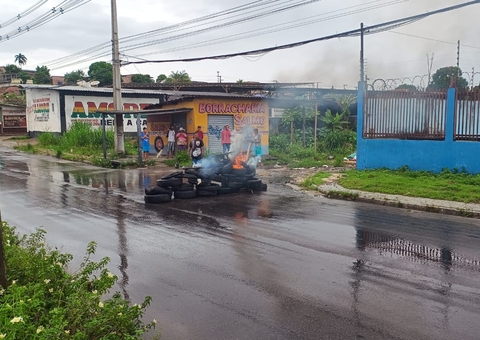 Moradores protestam após casas e postes serem levados por enxurrada no Santa Etelvina