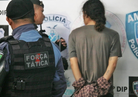 Polícia descobre laboratório de drogas após homem sair correndo da PM em Manaus