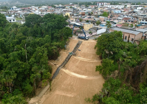 Estrutura é instalada para conter cratera de 23 metros que ameaça casas no Nova Cidade