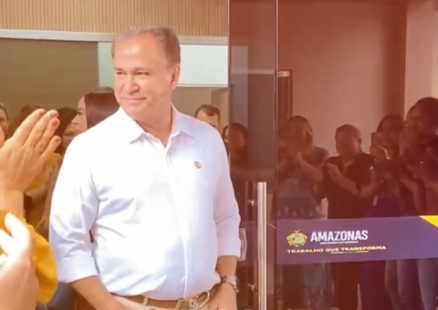 Vídeo: Anoar Samad é aplaudido por equipe em despedida da SES-AM