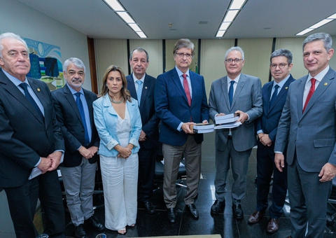 Omar Aziz se reúne com Procurador da República para tentar reabrir CPI da Pandemia