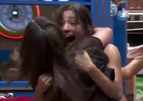 Sabrina Sato visita brothers e é derrubada no chão por Beatriz; Vídeo