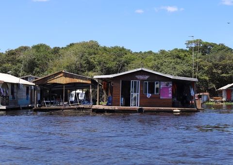 Justiça suspende retirada de flutuantes do Tarumã